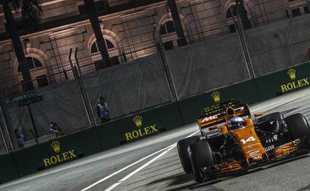 Fernando Alonso, durante los entrenamientos libres en Singapur -