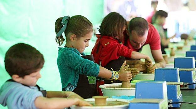  Alfarería. Los niños crearon cerámica a su gusto.