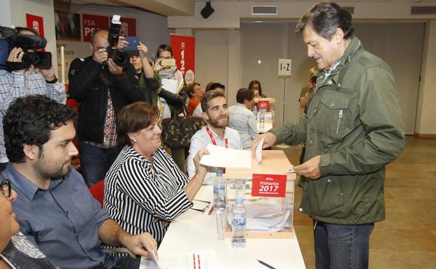 Imagen. Javier Fernández, actual secretario general del la FSA, votando
