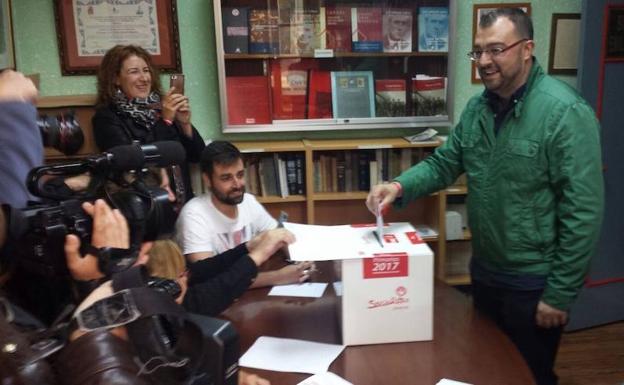 Adrián Barbón votando en la Casa del Pueblo de Laviana