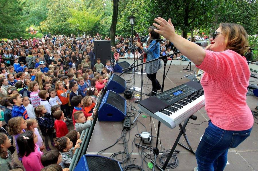 Los más pequeños bailan al ritmo de Petit Pop en San Mateo