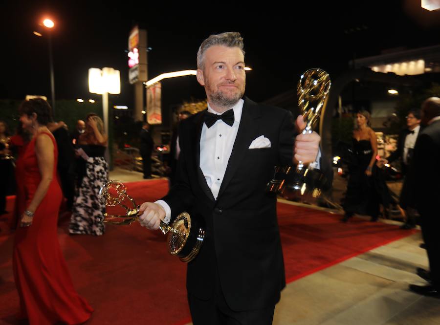 El director de cine y guionista Jean-Marc Vallee levanta uno de sus premios.