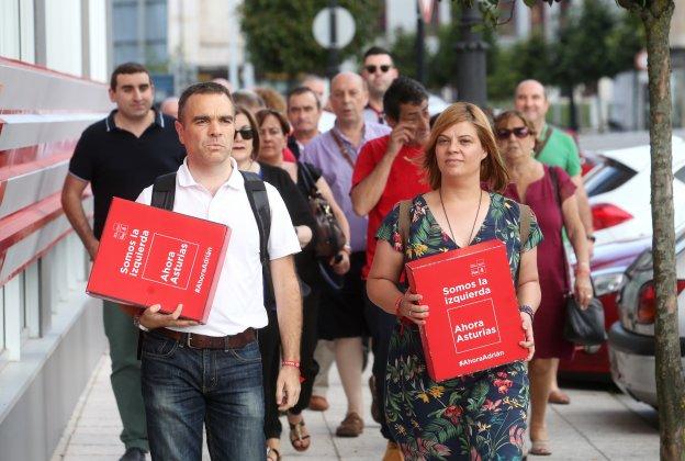 Iván Fernández y Gimena Llamedo, el día de entrega de los avales en favor de Barbón. 