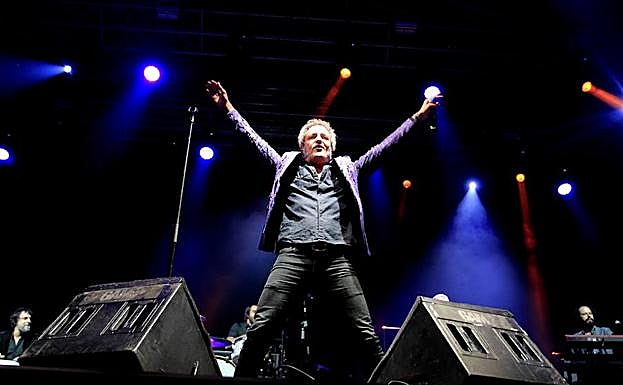 Carlos Tarque, subido al escenario, prometió regresar a Oviedo. 