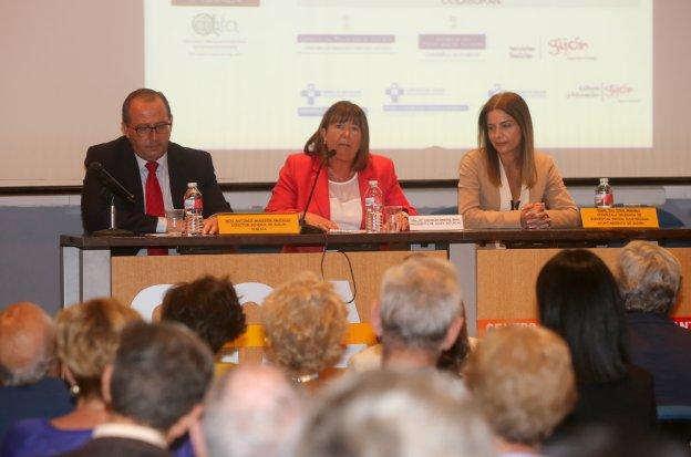 Antonio Molejón, Concha Mena y Eva Illán durante la ponencia en el Antiguo Instituto. 