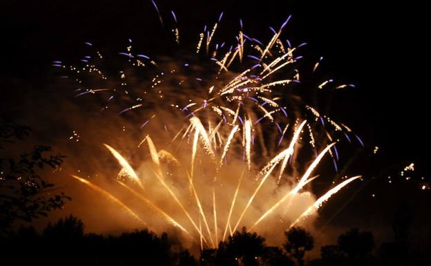 Oviedo se ilumina en San Mateo con sus fuegos artificiales