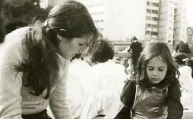 La gijonesa Rocío Martínez, en Buenos Aires, con su hija Bárbara, meses antes de que la secuestraran de su casa en junio de 1976.