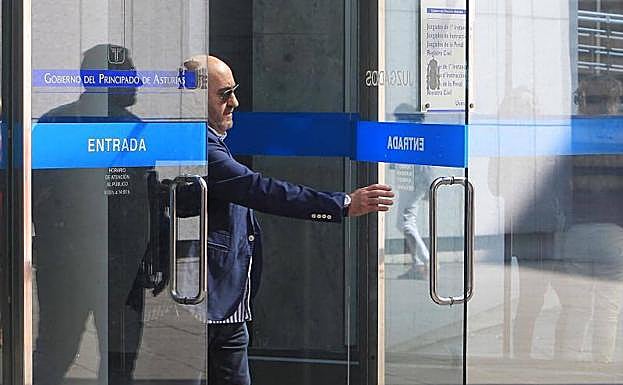 M. Á. L. R., antiguo dueño del local, a la salida ayer del juzgado. 