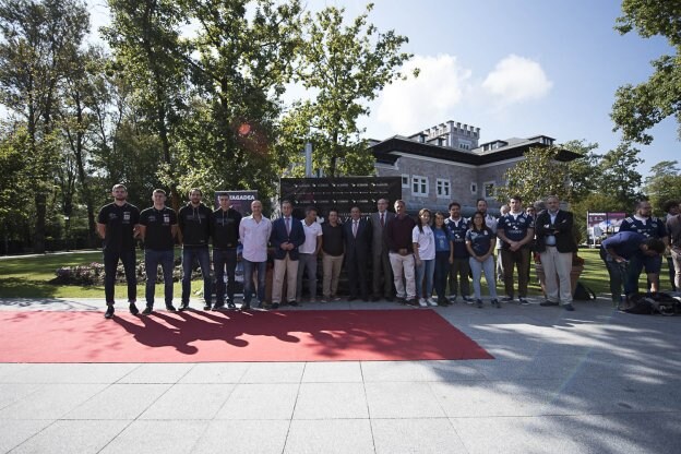 Componentes de las plantillas del Unión Financiera y el Oviedo Rugby con el director de Deportes, José Ramón Tuero, y representantes del grupo Santagadea. 