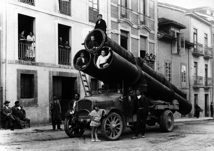 Transporte de la tubería forzada a su paso por Grado, antes de 1917.