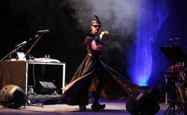 Rodrigo Cuevas llevará su asturianía esta noche a la plaza de la Catedral.