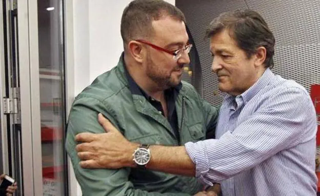 Javier Fernández (derecha) saluda a Adrián Barbón tras su elección como secretario general de la FSA.