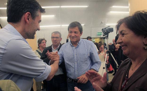 El presidente de la gestora del PSOE de Gijón José María Pérez (izquierda) saluda a Javier Fernández.