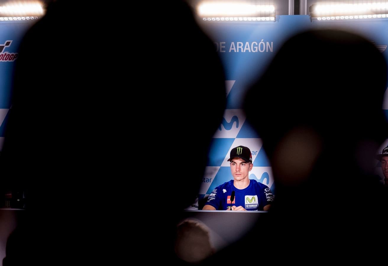 Maverick Viñales, muy serio y concentrado en la rueda de prensa de Motorland. 