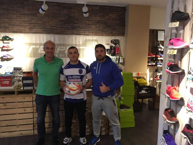 Alberto Sánchez, en el centro, con el técnico Jordi Sánchez a la derecha en la tienda deportiva Cresport.