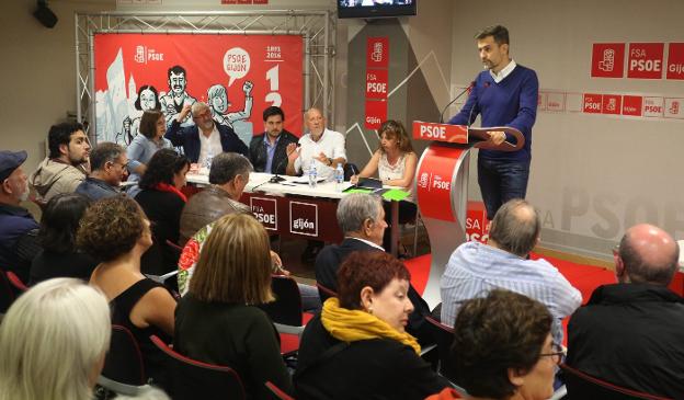 Gijón. José María Pérez se dirige a los afiliados para pedirles el voto favorable a la gestión de la dirección regional del PSOE. 