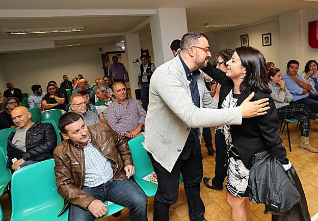 Adrián Barbón y Adriana Lastra se saludan, ayer, en la sede de UGT en Gijón. 