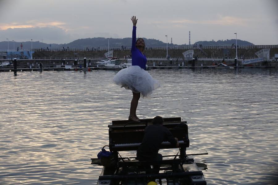 Un piano flotante en el Puerto Deportivo de Gijón