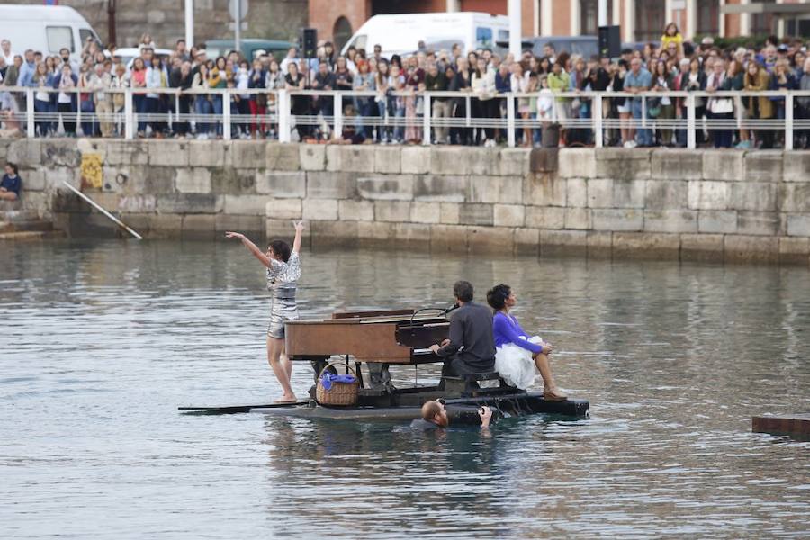Un piano flotante en el Puerto Deportivo de Gijón