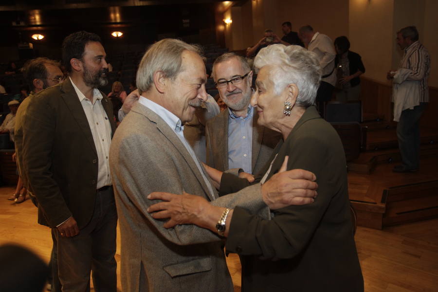 Hilda Farfante, hija de maestros republicanos fusilados, ha recibido en Oviedo el Premio de la Asociación Trece Rosas. Durante el acto también se ha homenajeado a María Fonseca Fernández, hija de Pepe 'el Caleyu'.