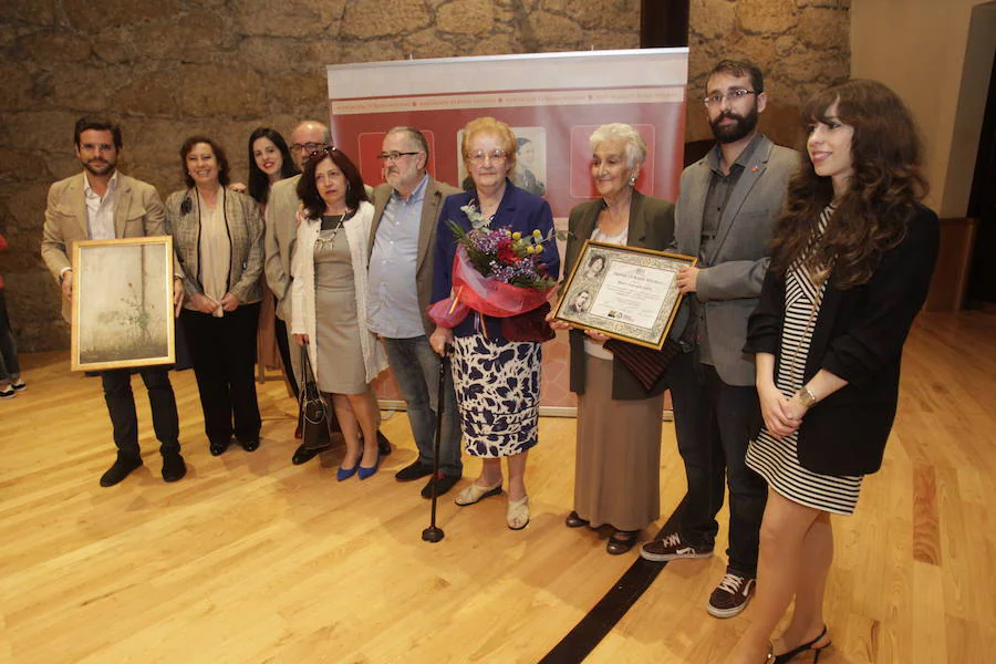 Hilda Farfante, hija de maestros republicanos fusilados, ha recibido en Oviedo el Premio de la Asociación Trece Rosas. Durante el acto también se ha homenajeado a María Fonseca Fernández, hija de Pepe 'el Caleyu'.