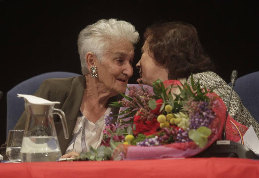 Hilda Farfante, hija de maestros republicanos fusilados, ha recibido en Oviedo el Premio de la Asociación Trece Rosas. Durante el acto también se ha homenajeado a María Fonseca Fernández, hija de Pepe 'el Caleyu'.