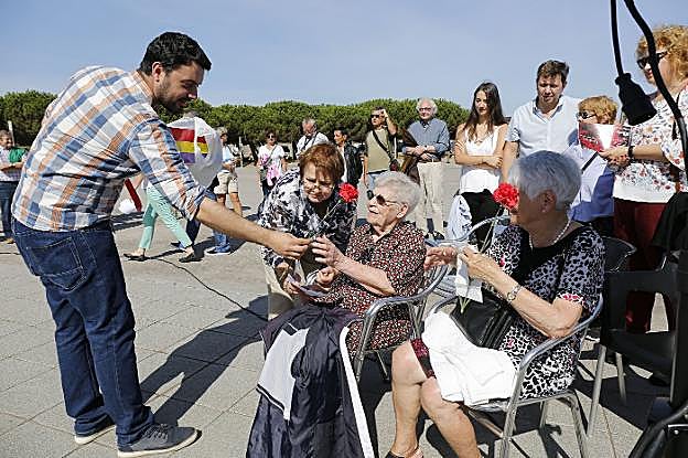Dos Niñas de la Guerra que participaron en el homenaje. :: A. GARCÍA