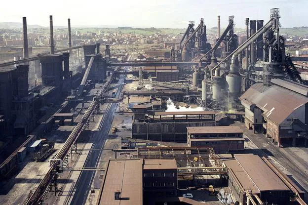Vista aérea de los cuatro hornos altos captada en 1970. 