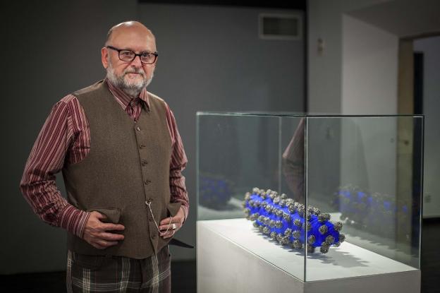 Italo Chiodi, con una de las piezas que expone en el Museo. :: T. H.