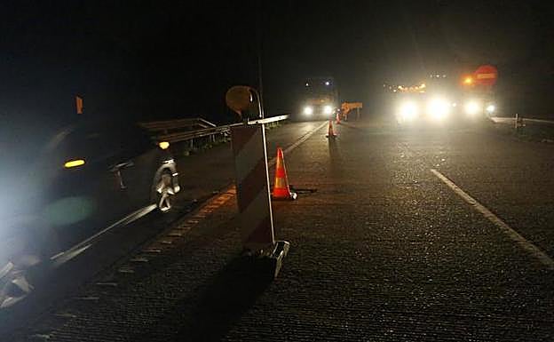 Señalización de obra que desde esta noche regula la circulación en el nudo de Serín.