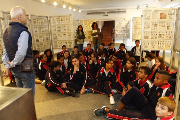 Visita escolar a Exfiavilés, en la casa de Cultura