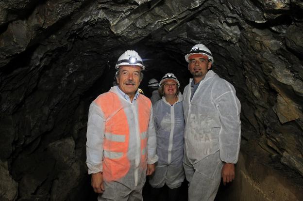 López, Taboada y Álvarez, en el recorrido por el túnel. 