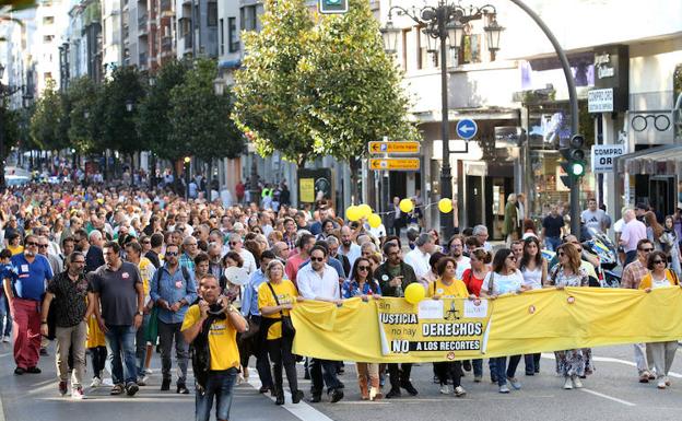 Marcha de los profesionales de justicia por las calles de Oviedo. 