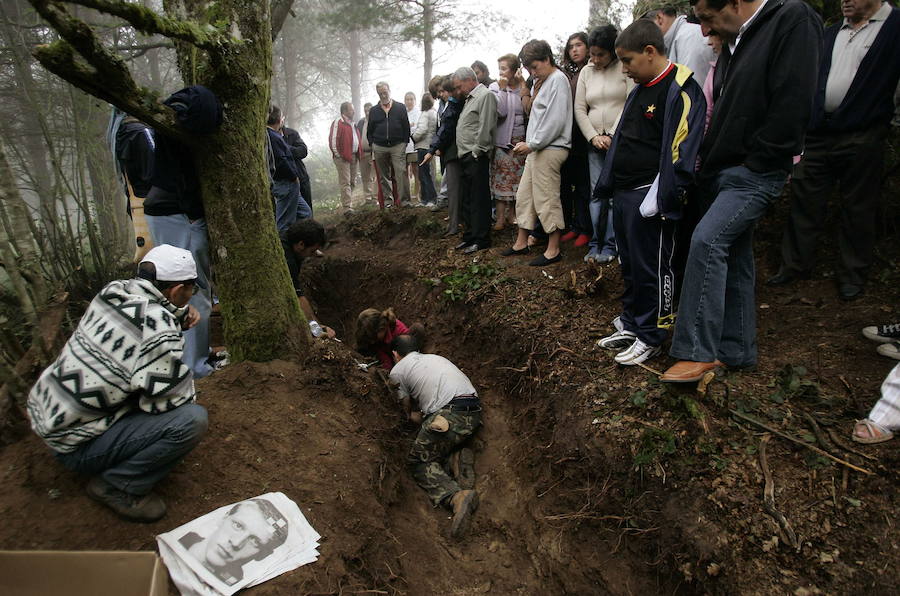 La Asociación para la Recuperación de la Memoria Histórica exhumó entre agosto de 2007 y marzo de 2008 tres fosas en el Alto del Acebo, entre Grandas de Salime y A Fonsagrada (Lugo) y recuperó los restos de los hombres del Batallón Galicia. Fueron enterrados en el cementerio de la localidad lucense en noviembre de 2009.