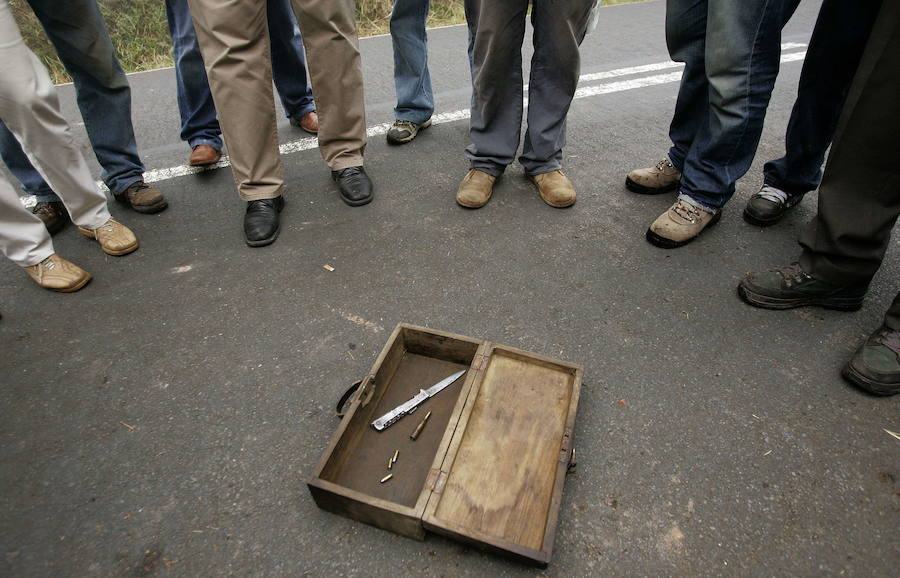 La Asociación para la Recuperación de la Memoria Histórica exhumó entre agosto de 2007 y marzo de 2008 tres fosas en el Alto del Acebo, entre Grandas de Salime y A Fonsagrada (Lugo) y recuperó los restos de los hombres del Batallón Galicia. Fueron enterrados en el cementerio de la localidad lucense en noviembre de 2009.