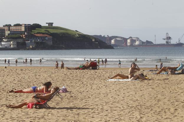 El sol y las cálidas temperaturas llevaron a más de uno a disfrutar de la playa de San Lorenzo. 