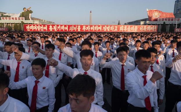 Estudiantes, en un homenaje, en Corea del Norte.