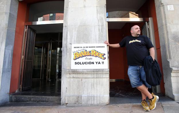 Pachi Hernández, ante el área de Licencias, en la calle del Peso, con el cartel de la protesta. 