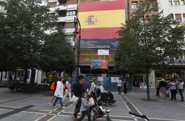 La gran bandera que Antonio Suárez ordenó colocar en el número 6 del paseo de Begoña. 