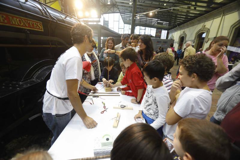 Científicos de la Universidad de Oviedo muetran al público más de cien experimentos en el Edificio Histórico, en Oviedo; el Museo del Ferrocarril, en Gijón, y el Centro de Servicios Universitarios, de Avilés