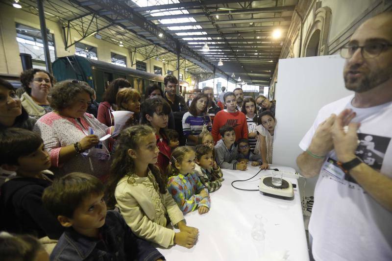 Científicos de la Universidad de Oviedo muetran al público más de cien experimentos en el Edificio Histórico, en Oviedo; el Museo del Ferrocarril, en Gijón, y el Centro de Servicios Universitarios, de Avilés