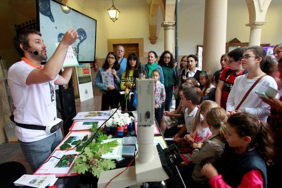 Científicos de la Universidad de Oviedo muetran al público más de cien experimentos en el Edificio Histórico, en Oviedo; el Museo del Ferrocarril, en Gijón, y el Centro de Servicios Universitarios, de Avilés