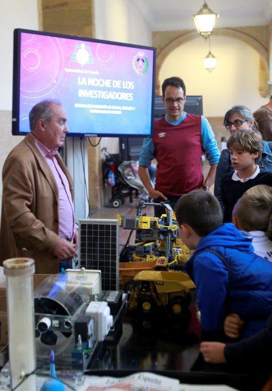 Científicos de la Universidad de Oviedo muetran al público más de cien experimentos en el Edificio Histórico, en Oviedo; el Museo del Ferrocarril, en Gijón, y el Centro de Servicios Universitarios, de Avilés