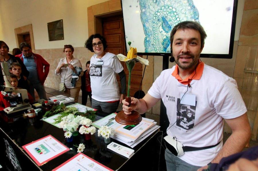 Científicos de la Universidad de Oviedo muetran al público más de cien experimentos en el Edificio Histórico, en Oviedo; el Museo del Ferrocarril, en Gijón, y el Centro de Servicios Universitarios, de Avilés