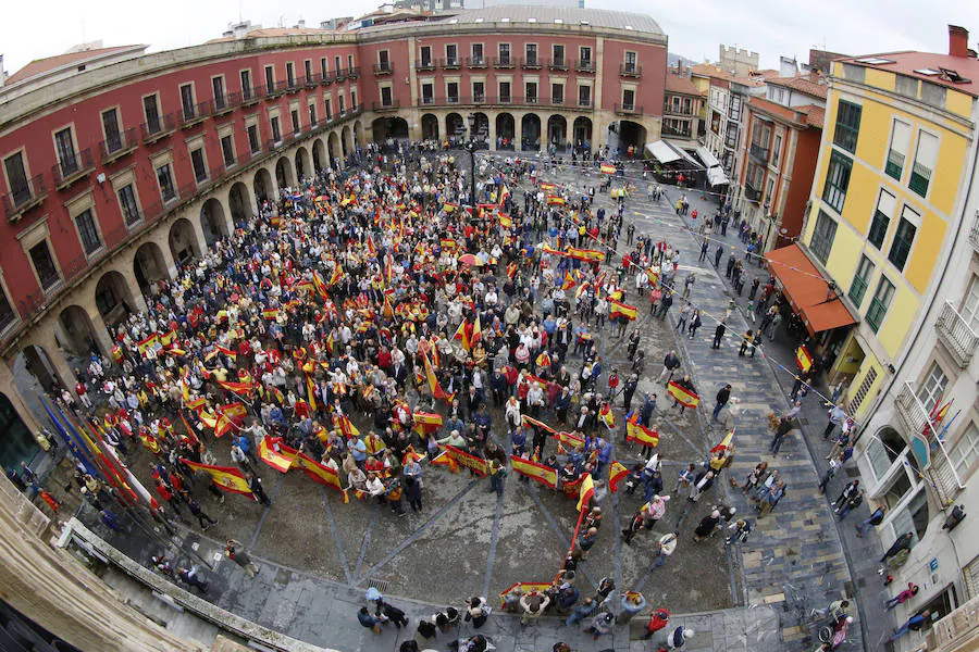 Gijón, Oviedo y Avilés han acogido este sábado manifestaciones contra el referéndum en Cataluña