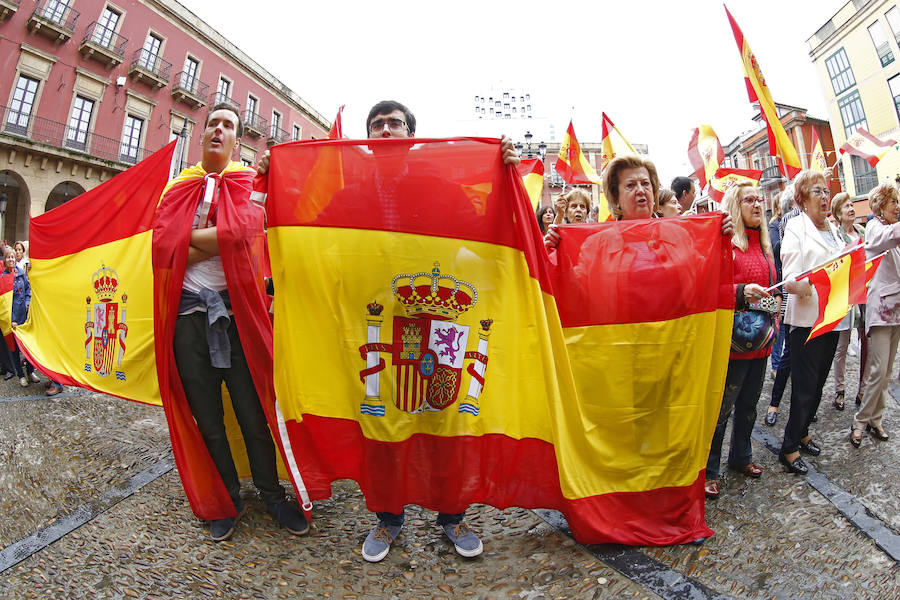 Gijón, Oviedo y Avilés han acogido este sábado manifestaciones contra el referéndum en Cataluña