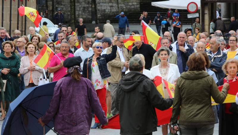 Gijón, Oviedo y Avilés han acogido este sábado manifestaciones contra el referéndum en Cataluña