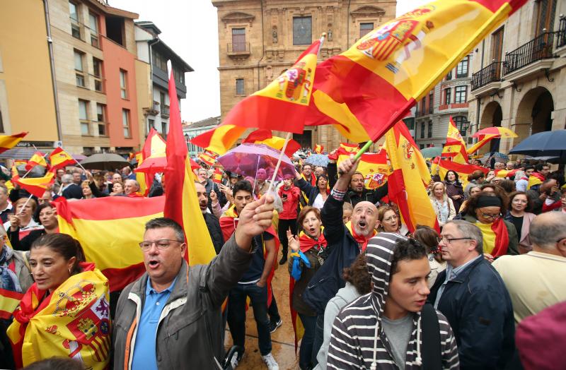 Gijón, Oviedo y Avilés han acogido este sábado manifestaciones contra el referéndum en Cataluña