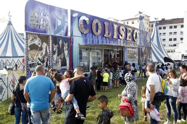 El numeroso público asistente a la primera función del Circo Coliseo, que carecía de licencia. 