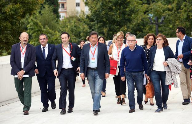 Aquilino Díaz, Isaac Pola, Guillermo Martínez, Javier Fernández, Santiago Álvarez y Pilar Varela, a su llegada al auditorio del centro comercial Modoo, donde se celebra el congreso de la FSA. 